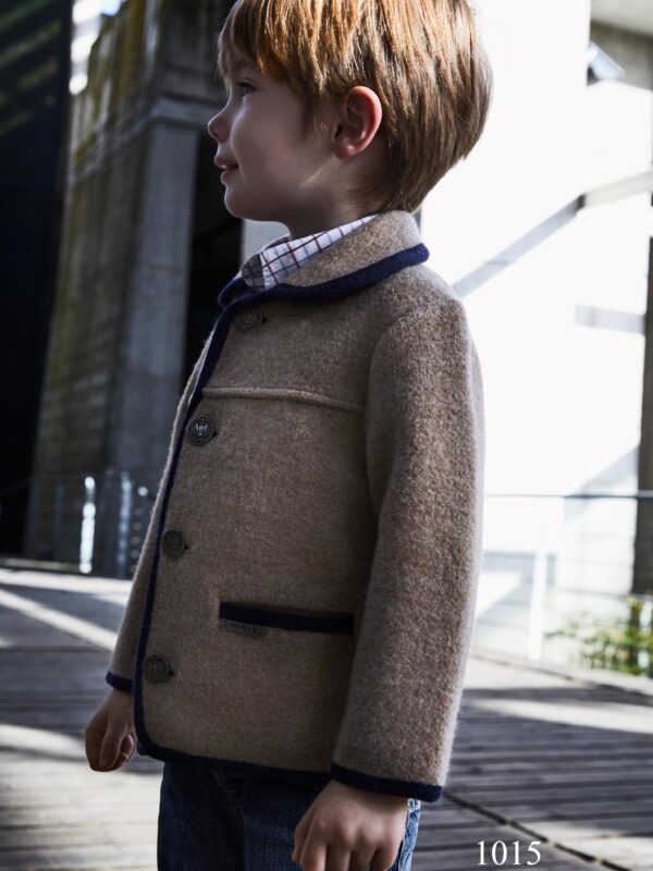 Abrigo infantil camel de la colección Marae 2025/2026